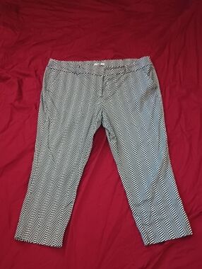 Black & White Chevron Capri Pants Size 16 New York And Company Professional